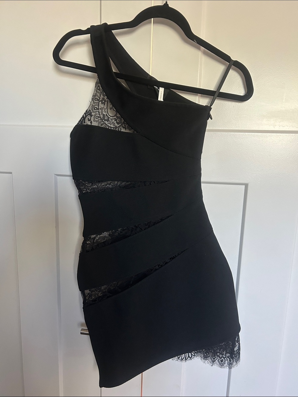 Black One-Shoulder Lace-Trim Bodycon Dress
